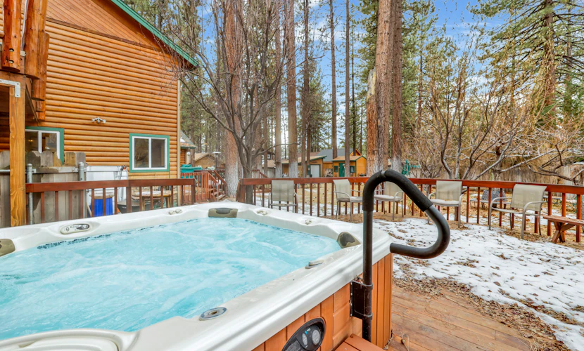 Flitterbick Lodge Fawnskin Log Cabin Retreat w/ Hot Tub