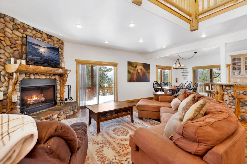 2261-Cozy Lakeview Hideaway