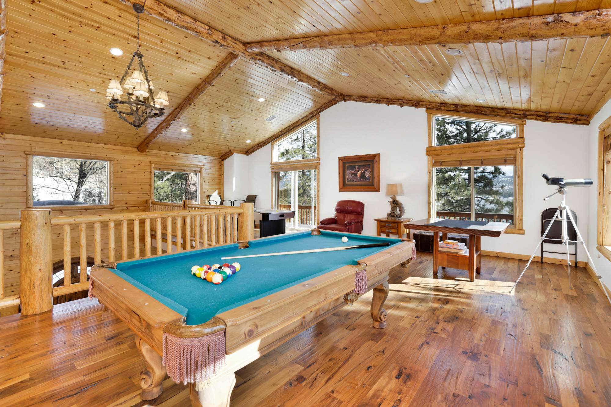 2261-Cozy Lakeview Hideaway