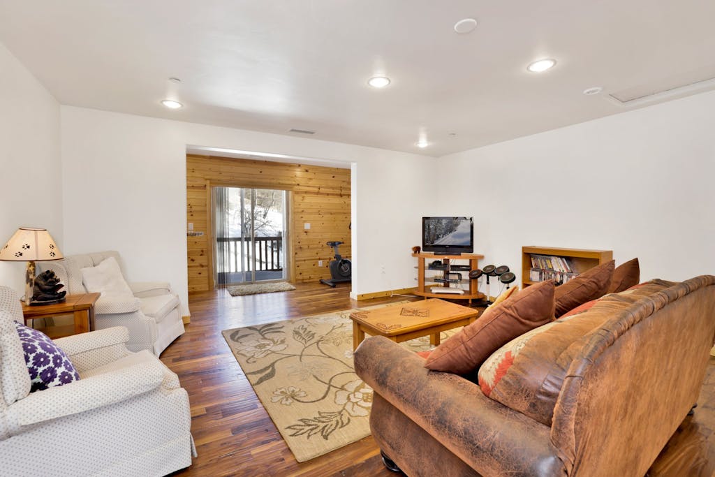 Cozy Lakeview Hideaway | Stunning Lake Views | Game Room, EV Charger | Fawnskin, Big Bear