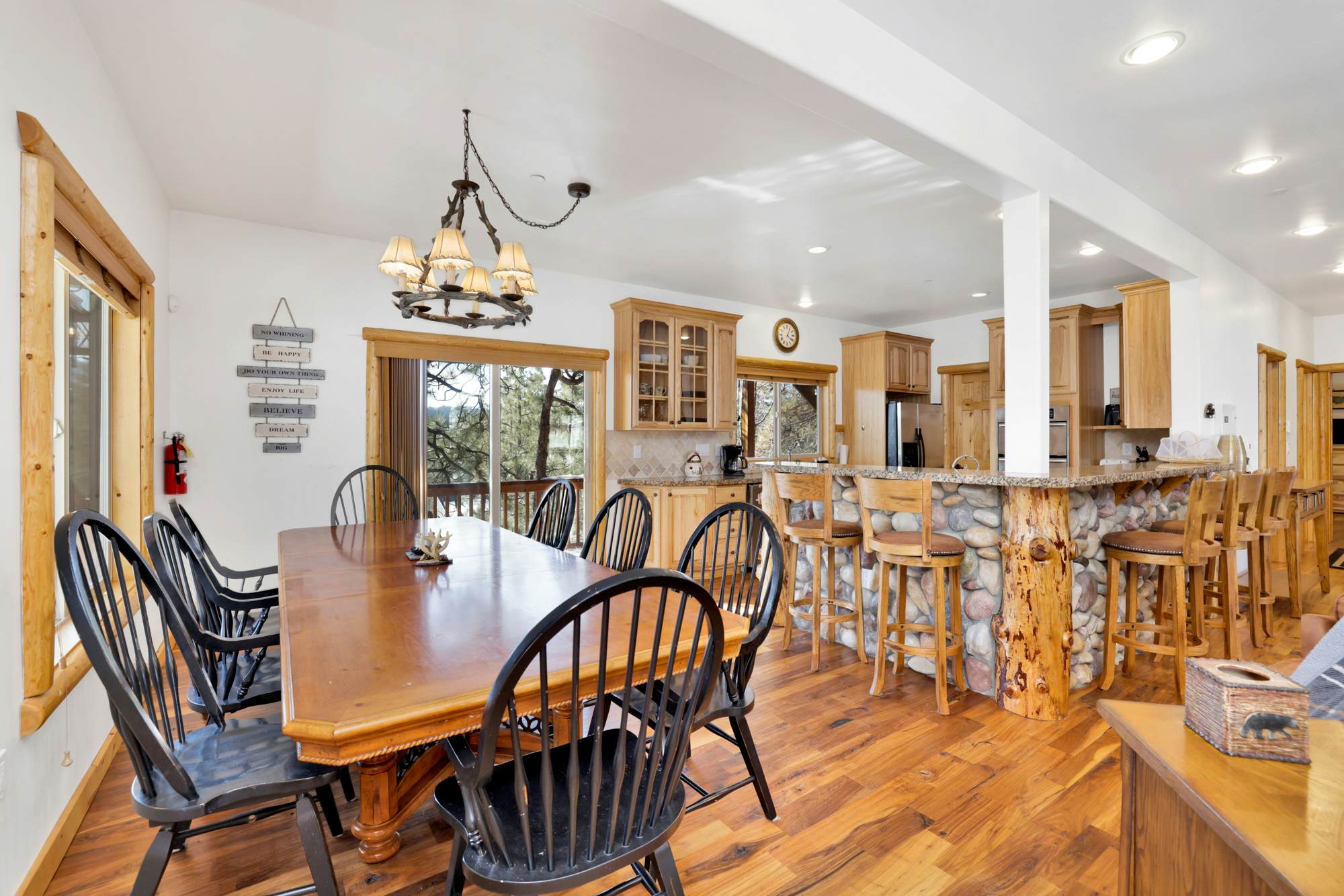 2261-Cozy Lakeview Hideaway