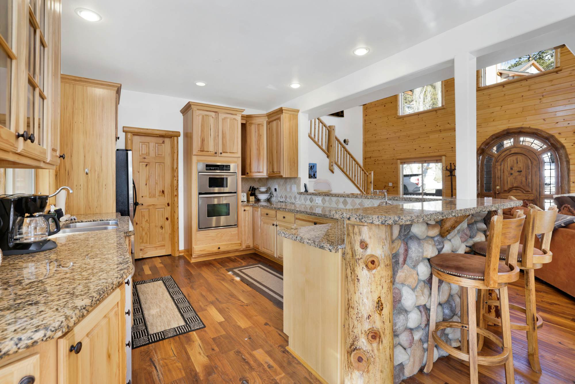 2261-Cozy Lakeview Hideaway