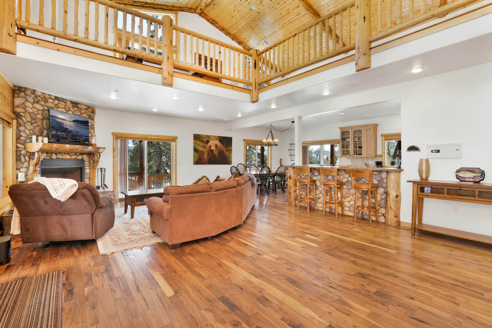 2261-Cozy Lakeview Hideaway