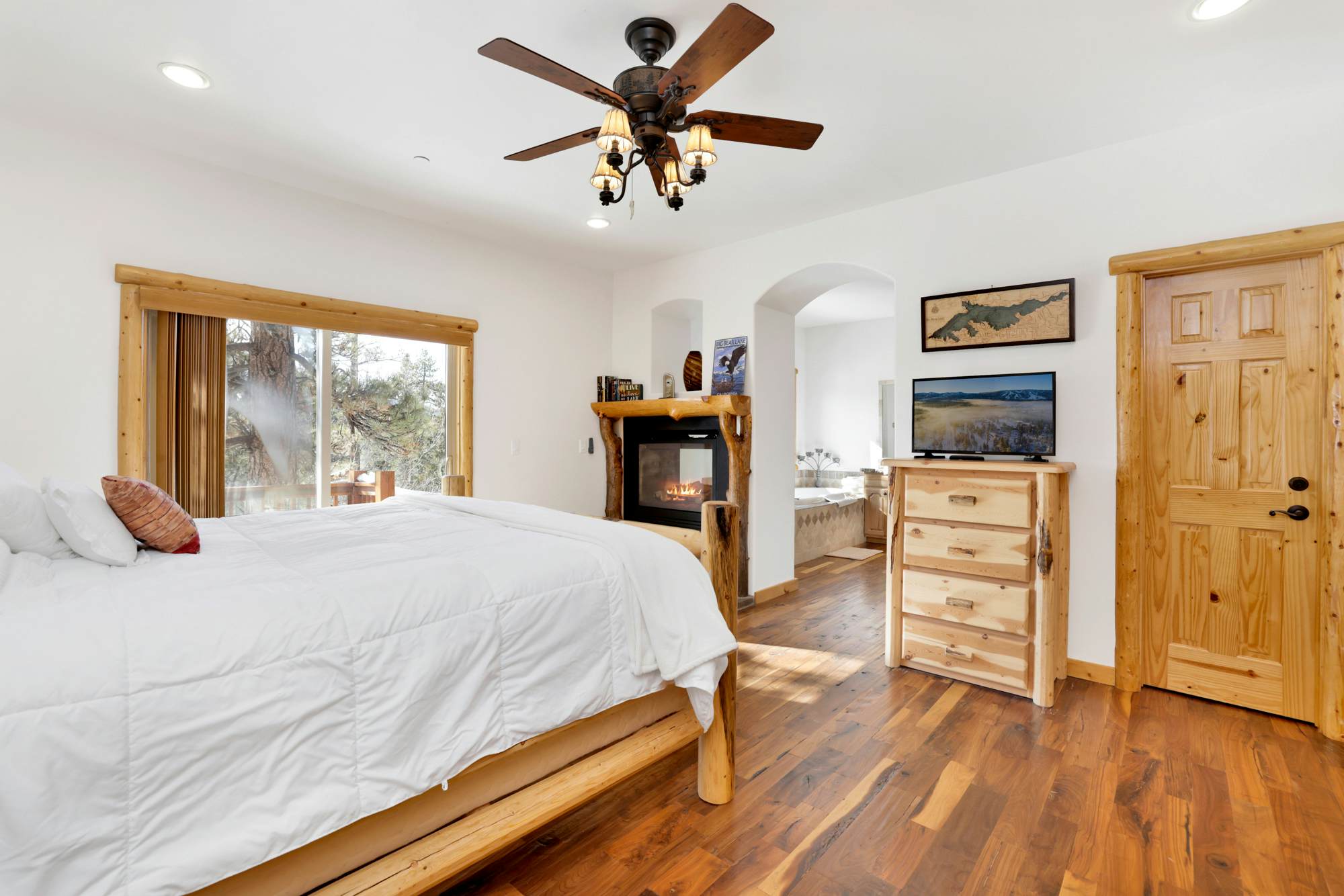 2261-Cozy Lakeview Hideaway