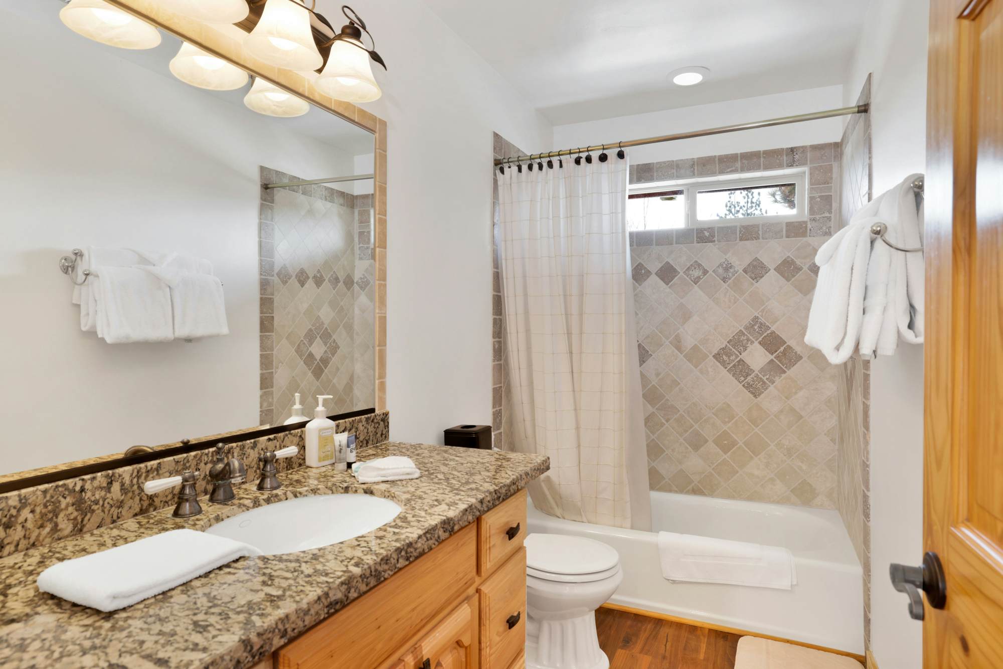 2261-Cozy Lakeview Hideaway