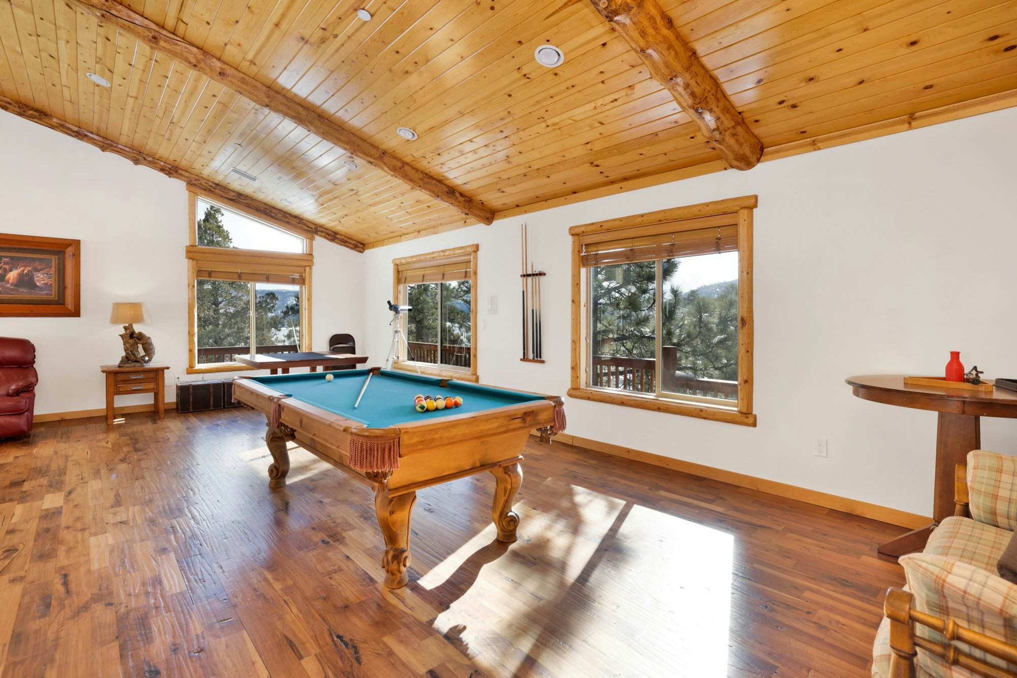 2261-Cozy Lakeview Hideaway