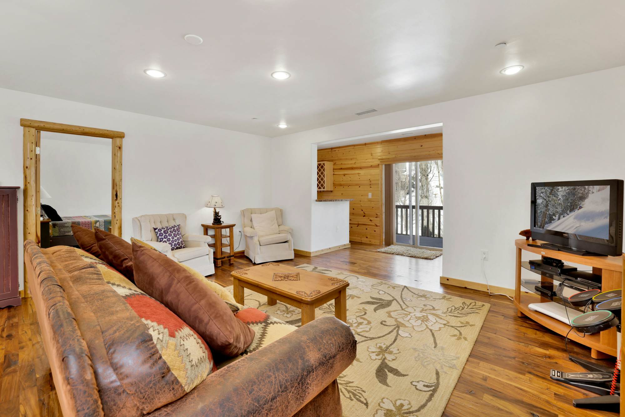 2261-Cozy Lakeview Hideaway