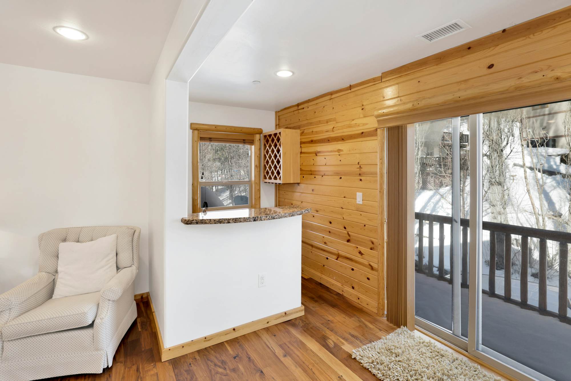 2261-Cozy Lakeview Hideaway