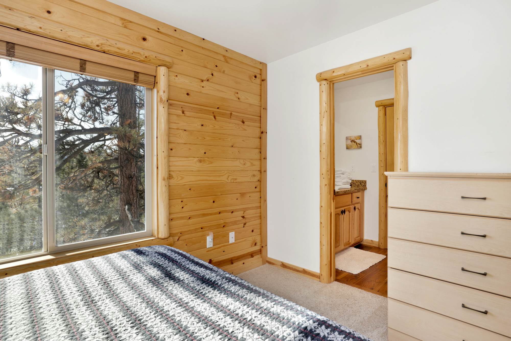 2261-Cozy Lakeview Hideaway