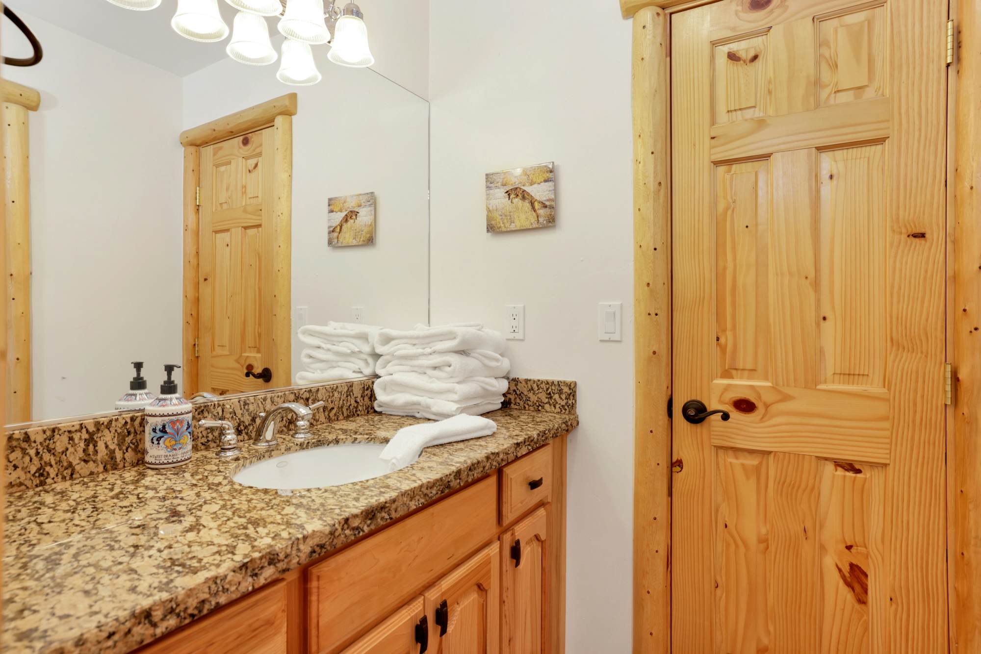 2261-Cozy Lakeview Hideaway