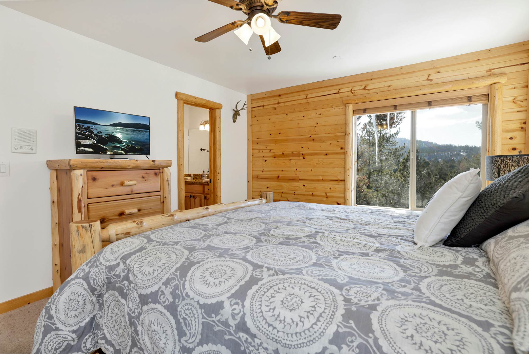 2261-Cozy Lakeview Hideaway