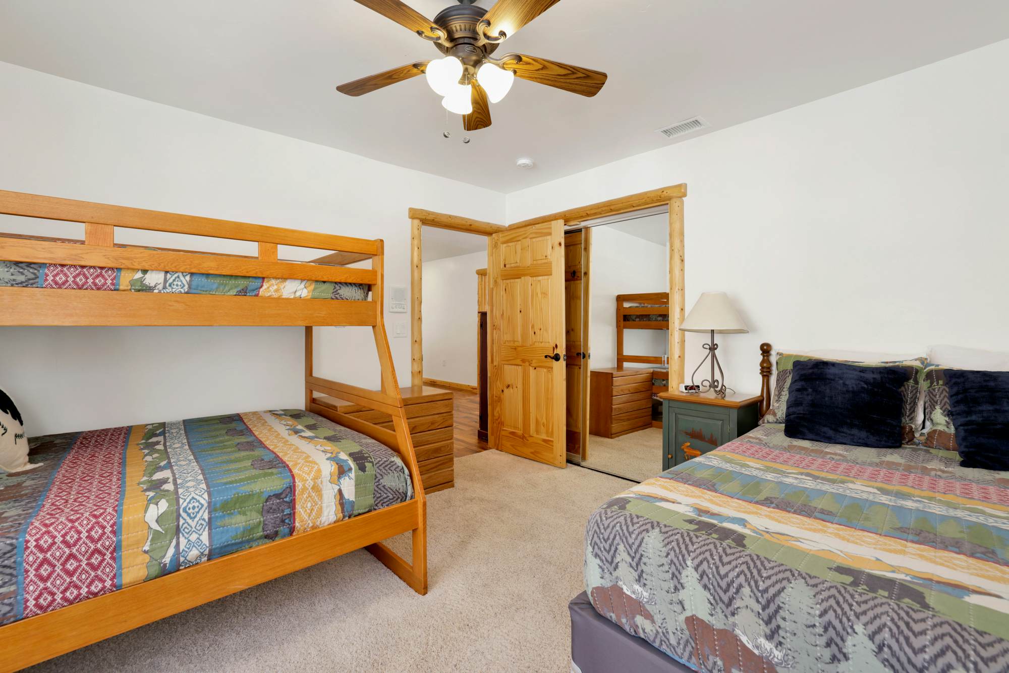 2261-Cozy Lakeview Hideaway