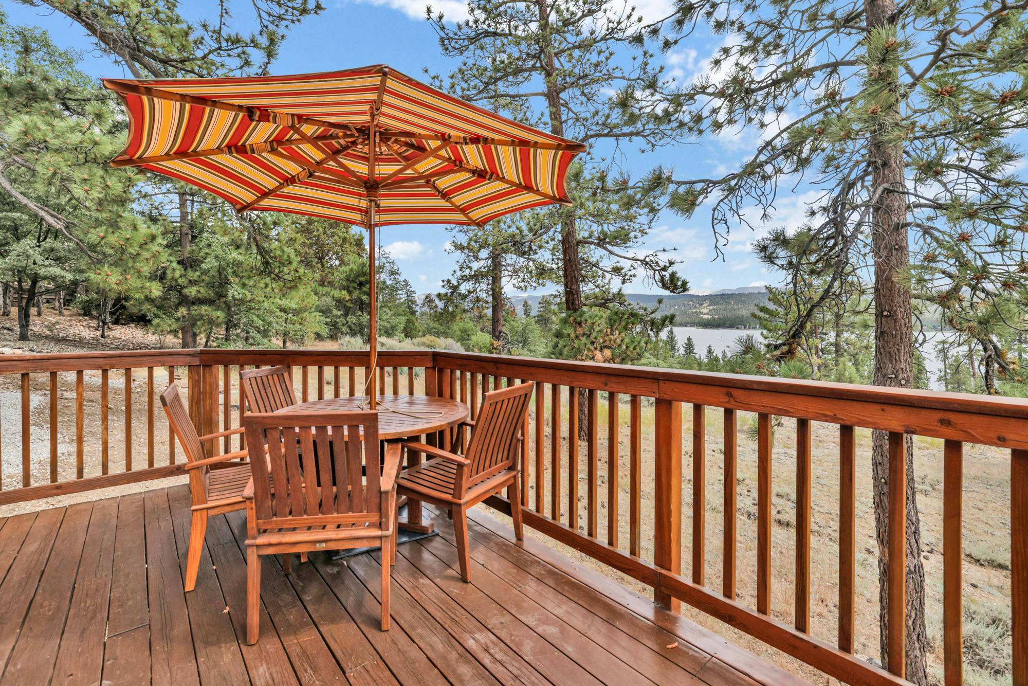 2261-Cozy Lakeview Hideaway