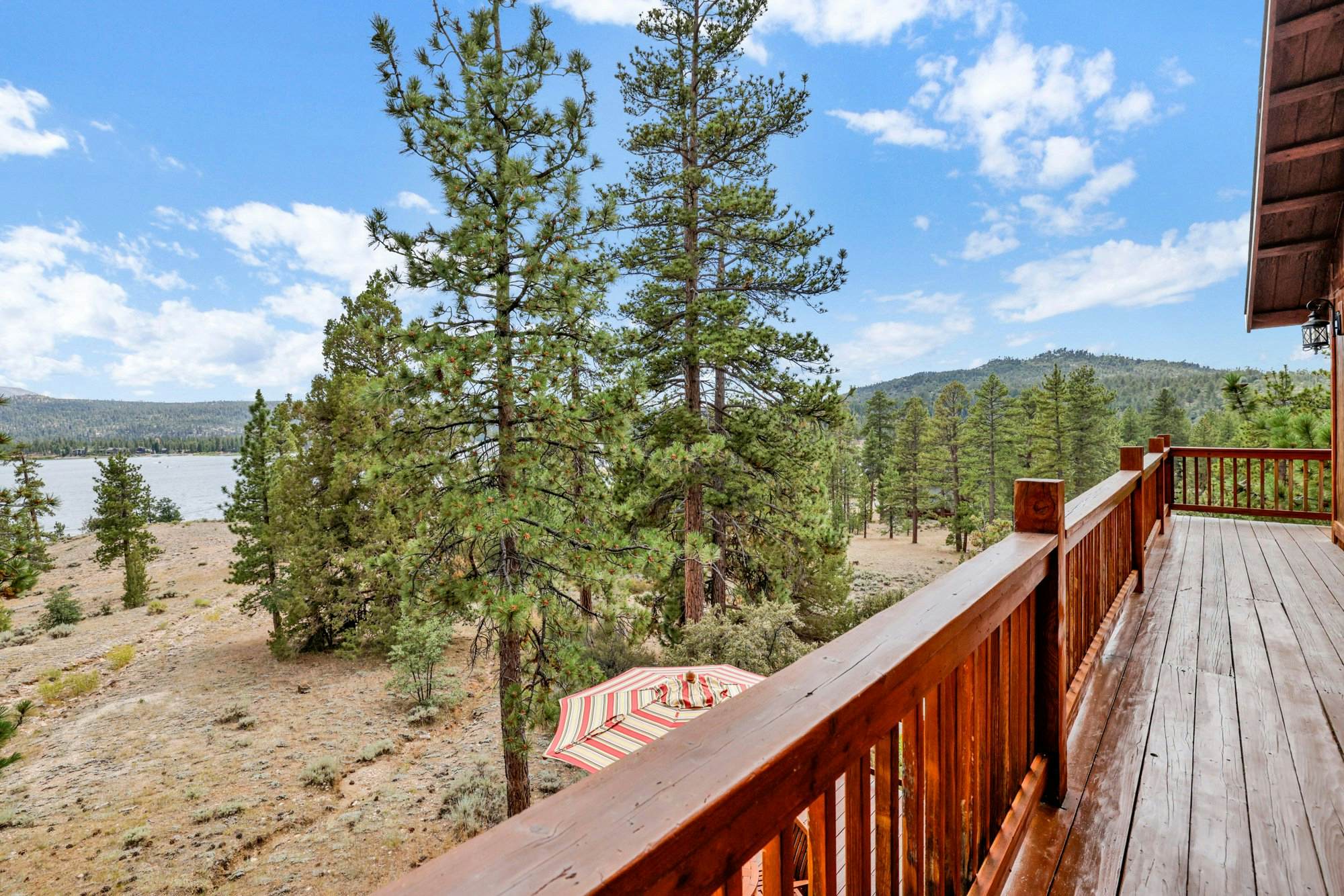 2261-Cozy Lakeview Hideaway