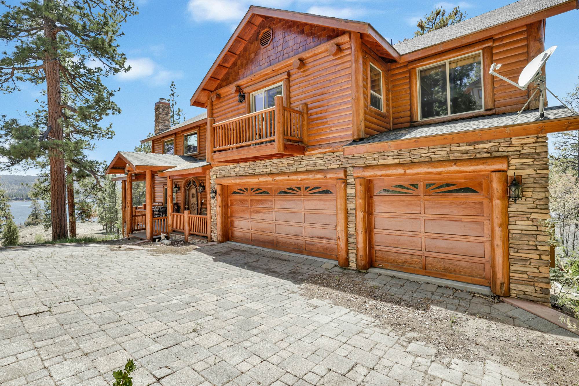 2261-Cozy Lakeview Hideaway