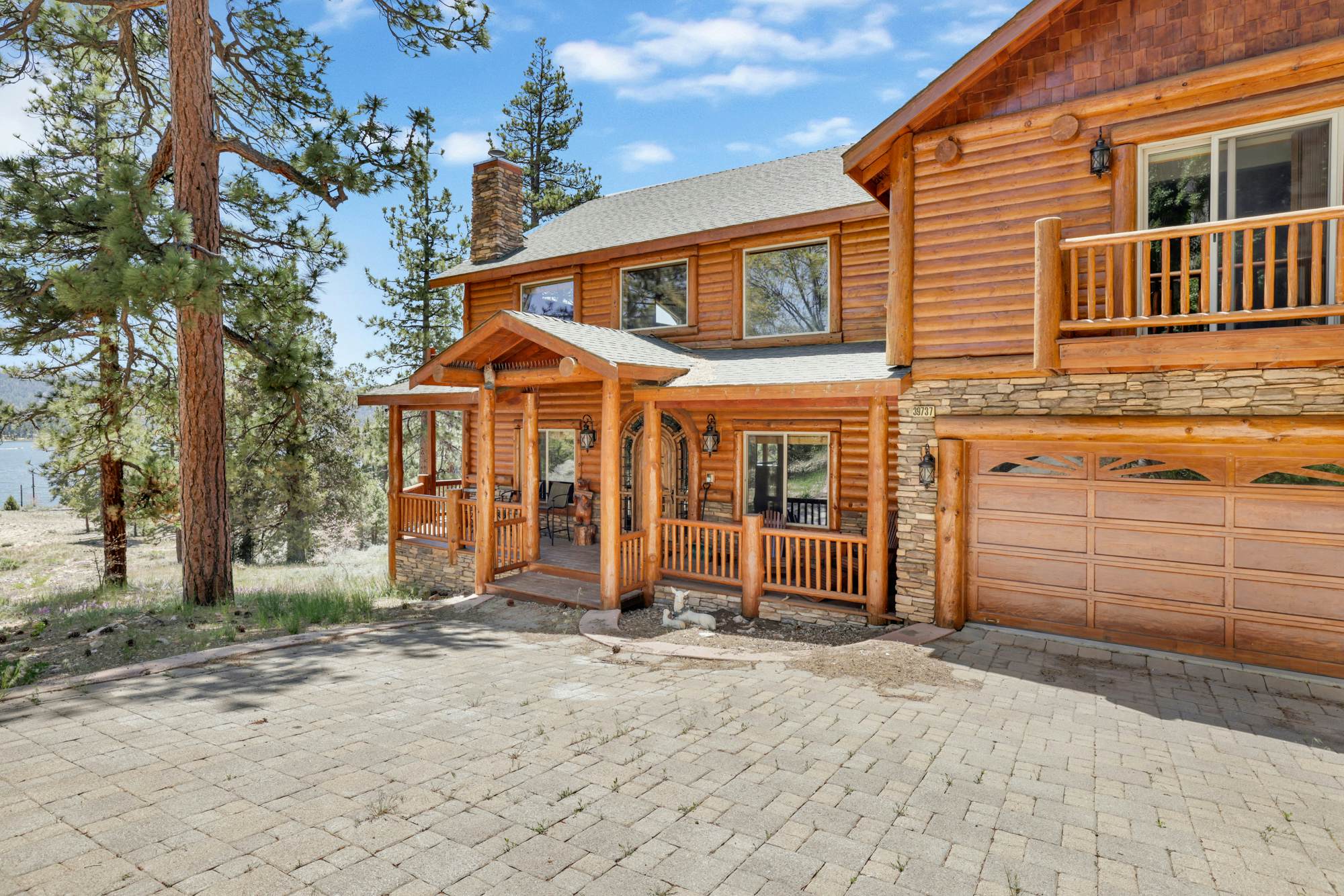 2261-Cozy Lakeview Hideaway