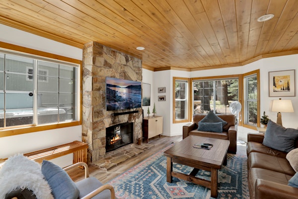 Green Canoe Cabin at Moonridge w/ Hot Tub