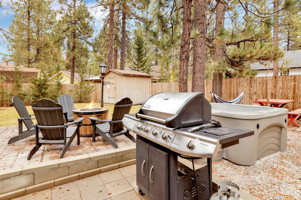 Beary Cozy Cabin w/ Hot Tub- Walk to Lake Couple's Cottage