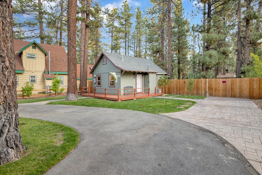 Beary Cozy Cabin w/ Hot Tub- Walk to Lake Couple's Cottage