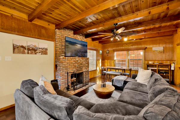 Silvertip Pines Log Cabin w/ Hot Tub and Firepit