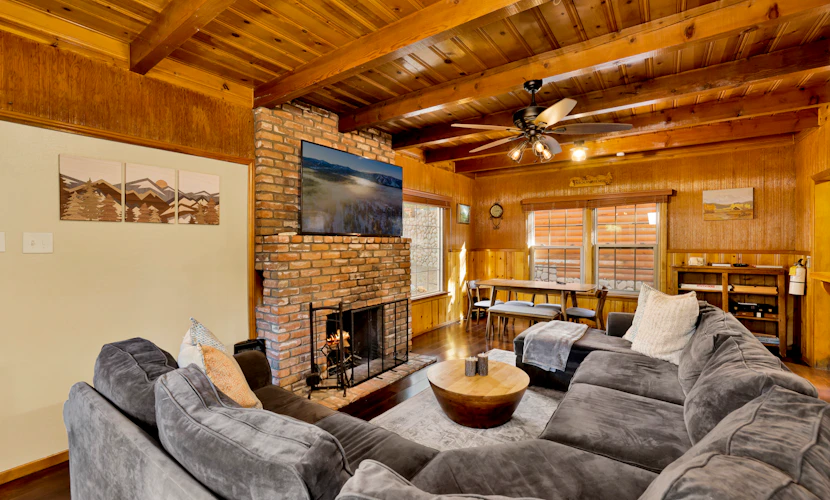 Silvertip Pines Log Cabin w/ Hot Tub and Firepit