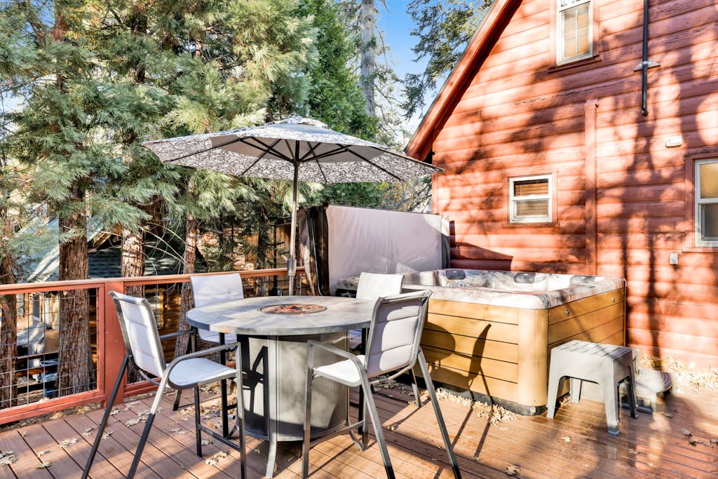 Silvertip Pines Log Cabin w/ Hot Tub and Firepit