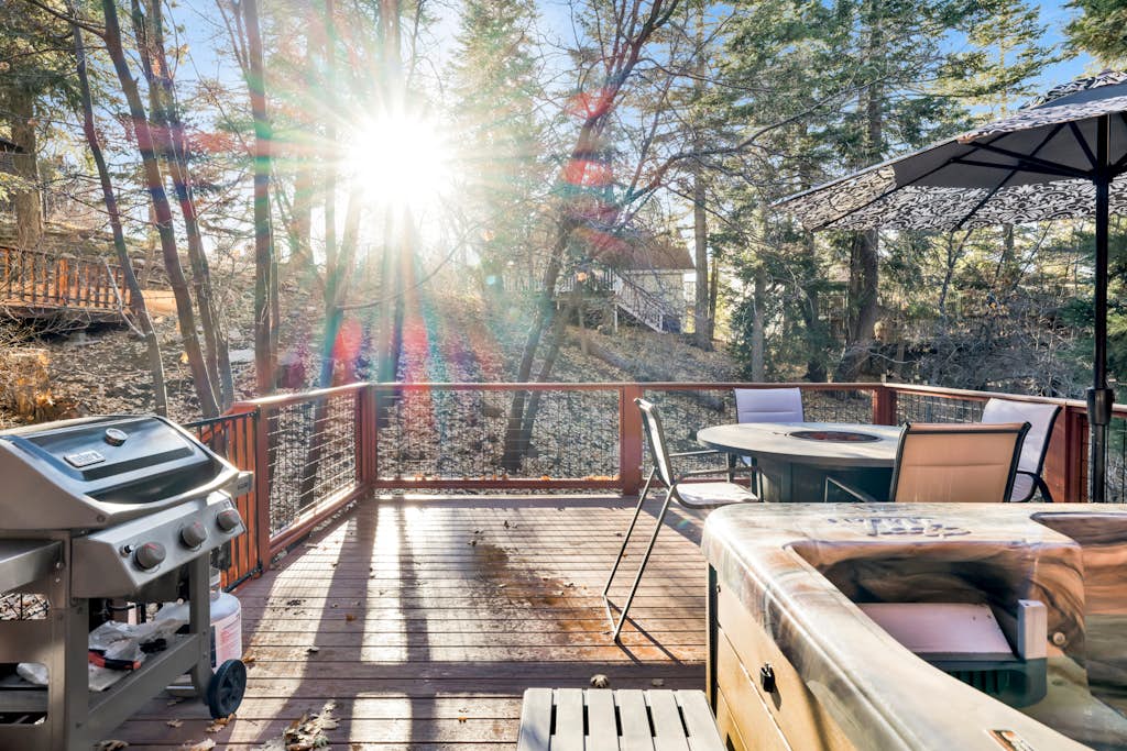 Silvertip Pines Log Cabin w/ Hot Tub and Firepit