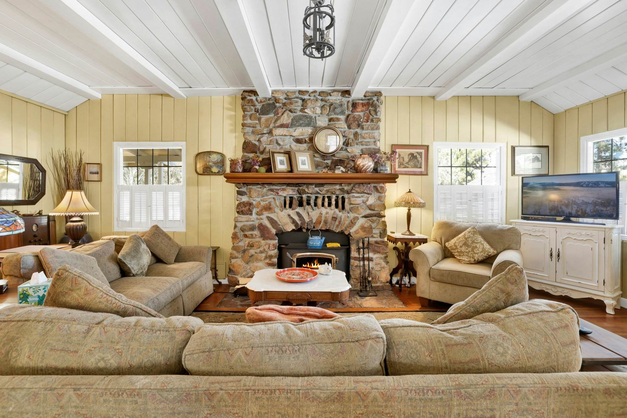 2360 -The Winding Lane House Est 1932