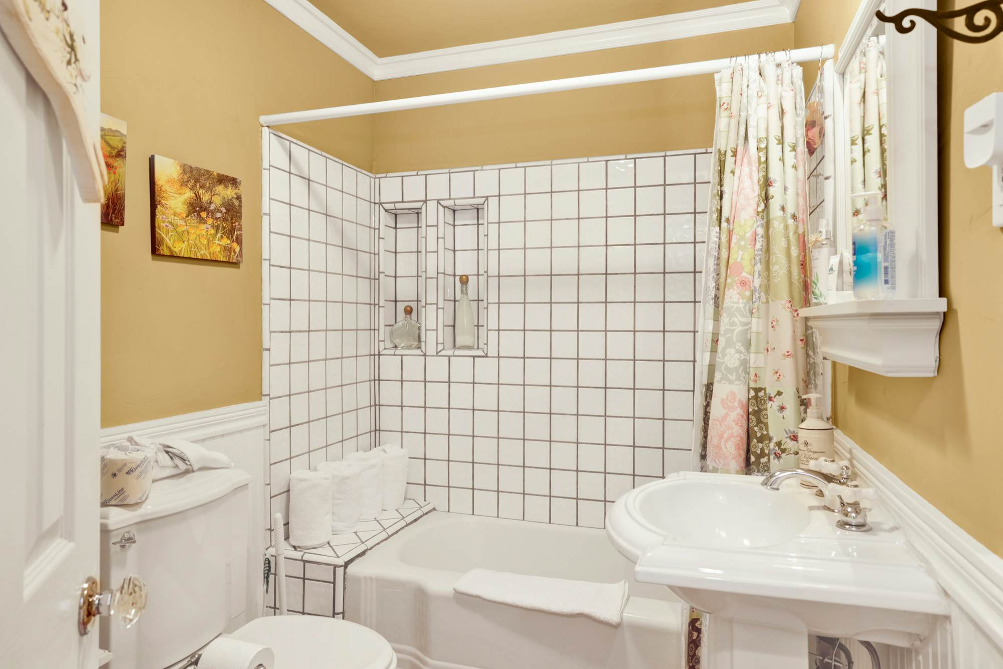 2360 -The Winding Lane House Est 1932