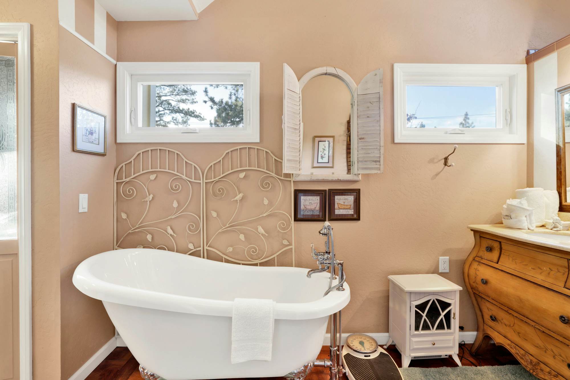 2360 -The Winding Lane House Est 1932