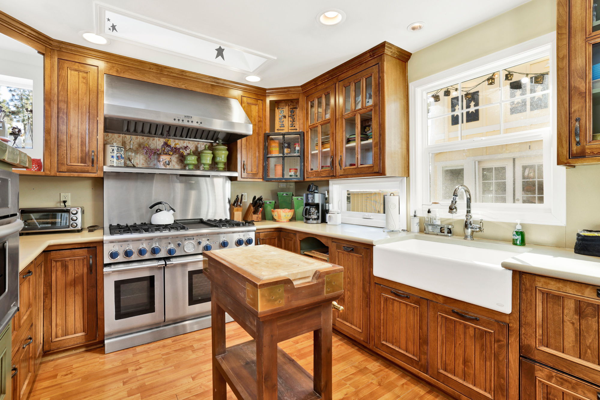 Family-Friendly Hilltop Retreat | Pet-Friendly Yard, Gardens, Gazebo, Chef's Kitchen Hot Tub