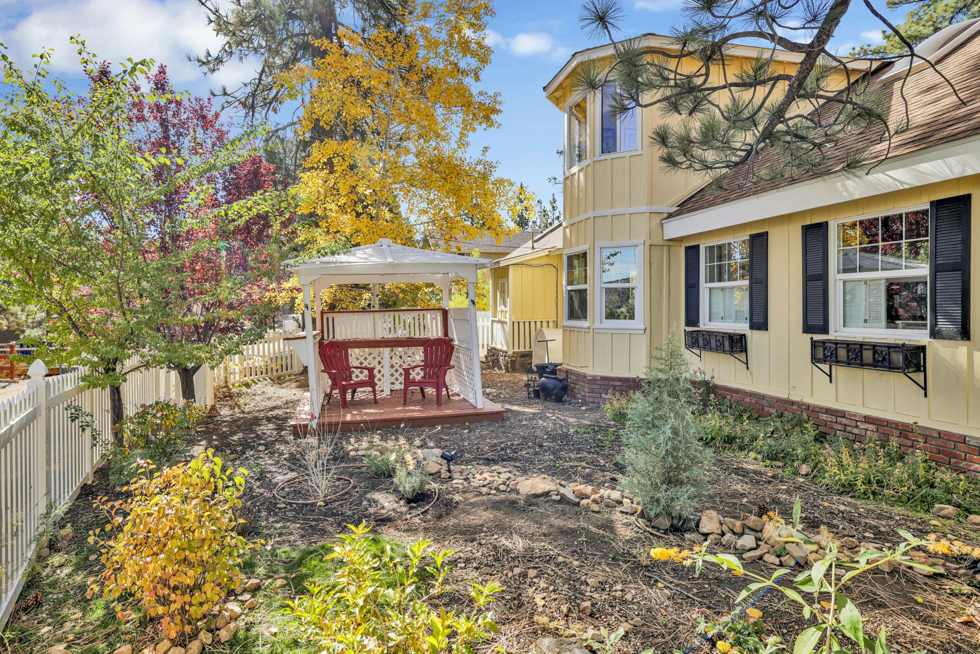 2360 -The Winding Lane House Est 1932