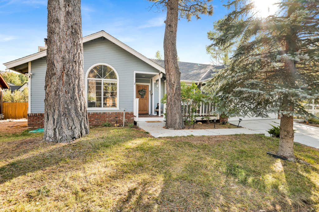Divine Chateau Big Bear | Hot Tub • Deck Views • Basketball Court • Fenced Yard