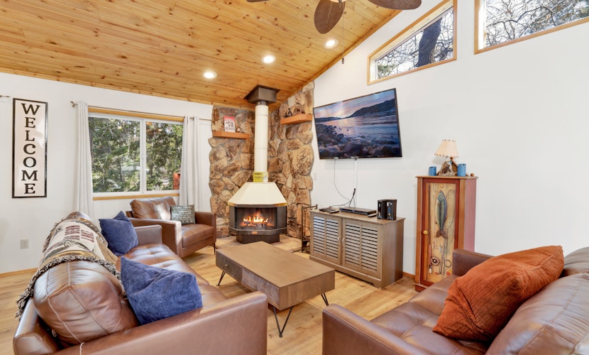 Natures Delight | W/ Hot Tub | FIrepit | Near ski resorts