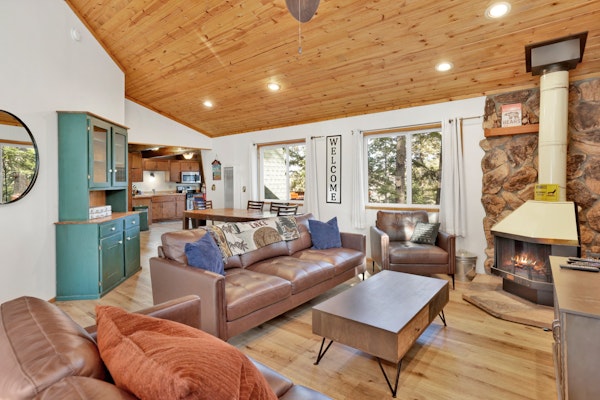 Natures Delight | W/ Hot Tub | FIrepit | Near ski resorts