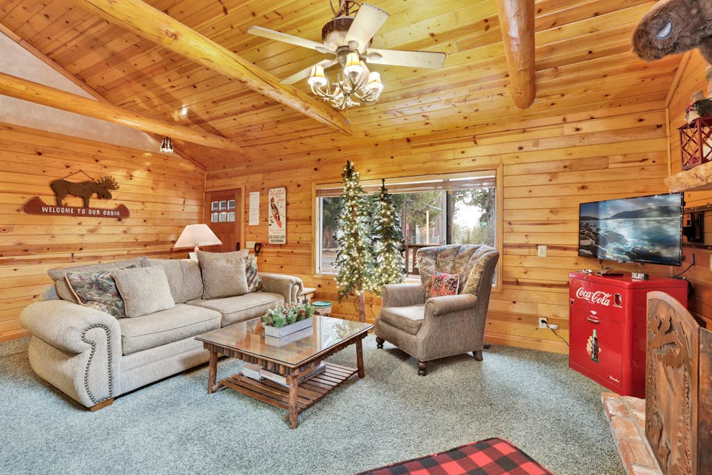 Timber Pines Chalet Retreat Cottage w/ Hot Tub