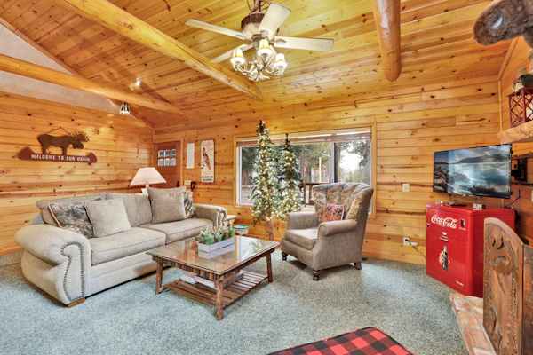 Timber Pines Chalet Retreat Cottage w/ Hot Tub