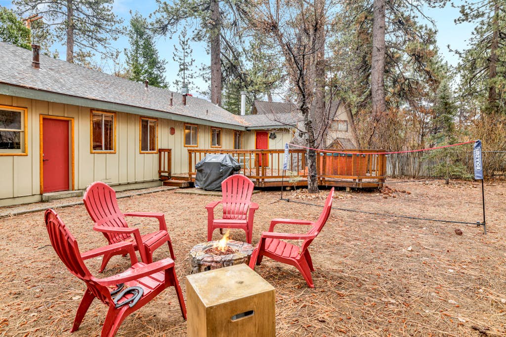 Timber Pines Chalet Retreat Cottage w/ Hot Tub