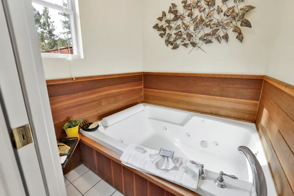 Green Squirrel Chateau | Family & Pet Friendly | Game Room | Walk to Lake, Marina & Ski Shuttle