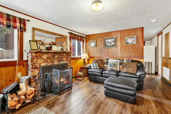 Green Squirrel Chateau | Family & Pet Friendly | Game Room | Walk to Lake, Marina & Ski Shuttle