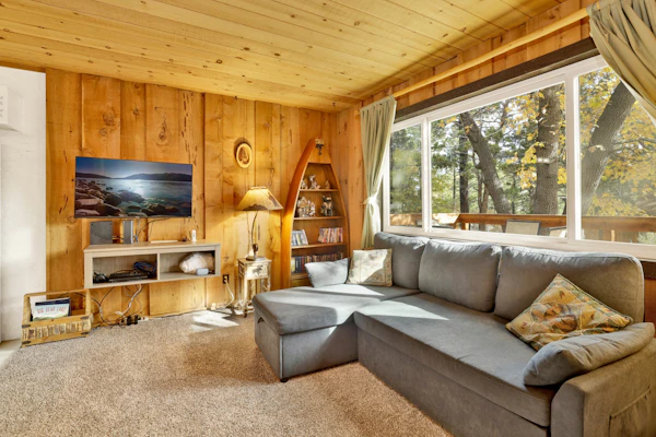 Holmes Away from Home - Cozy Big Bear Retreat