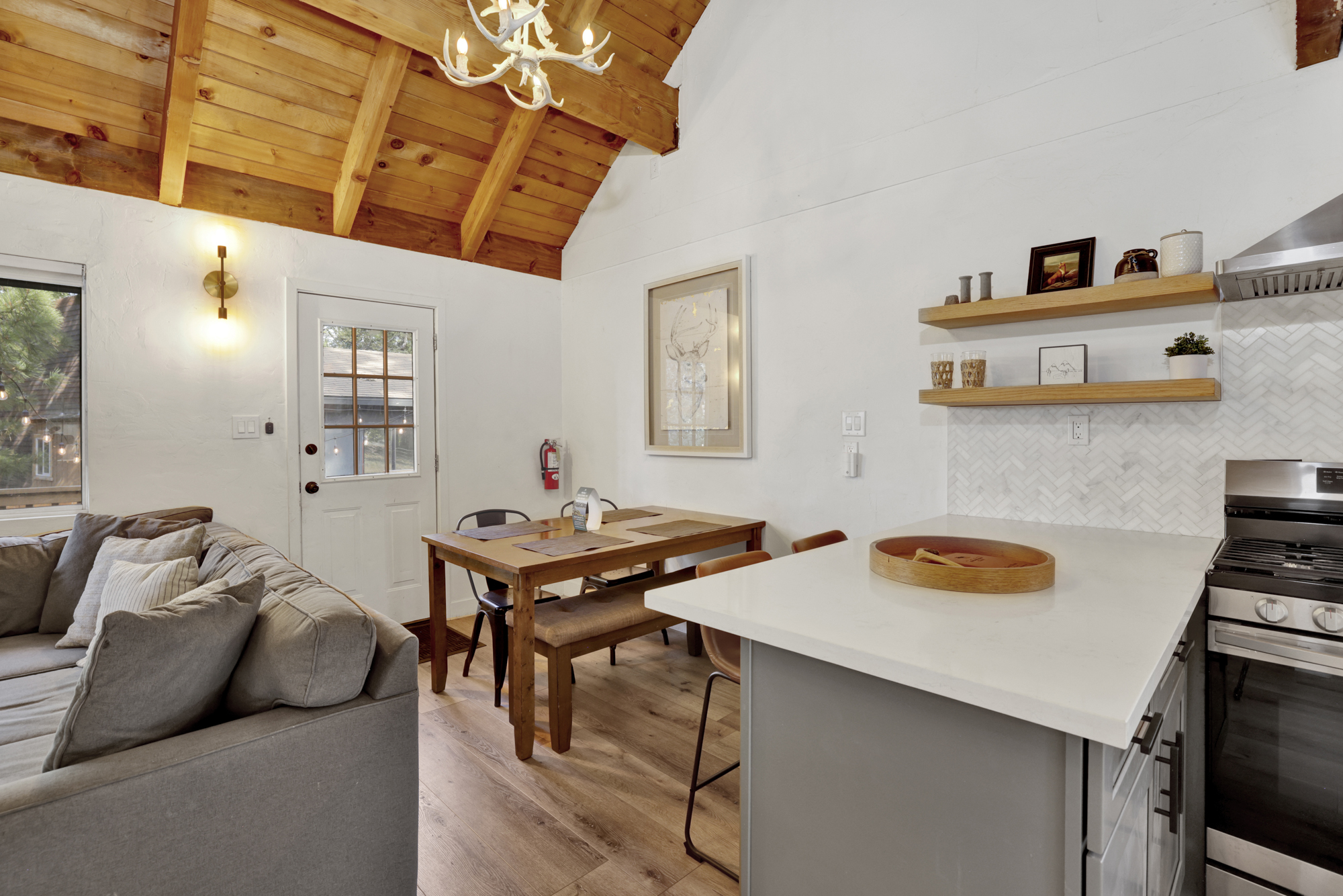 Large Bear Lodge Relaxing Retreat in the Pines