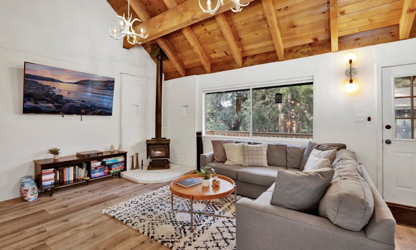 Large Bear Lodge Relaxing Retreat in the Pines