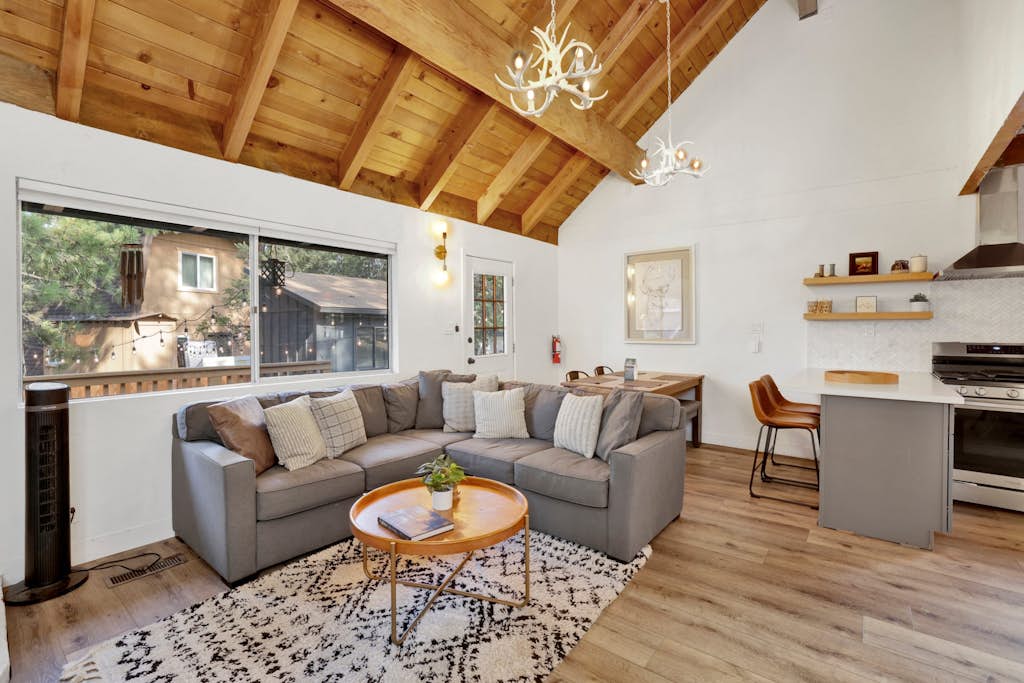 Large Bear Lodge Relaxing Retreat in the Pines