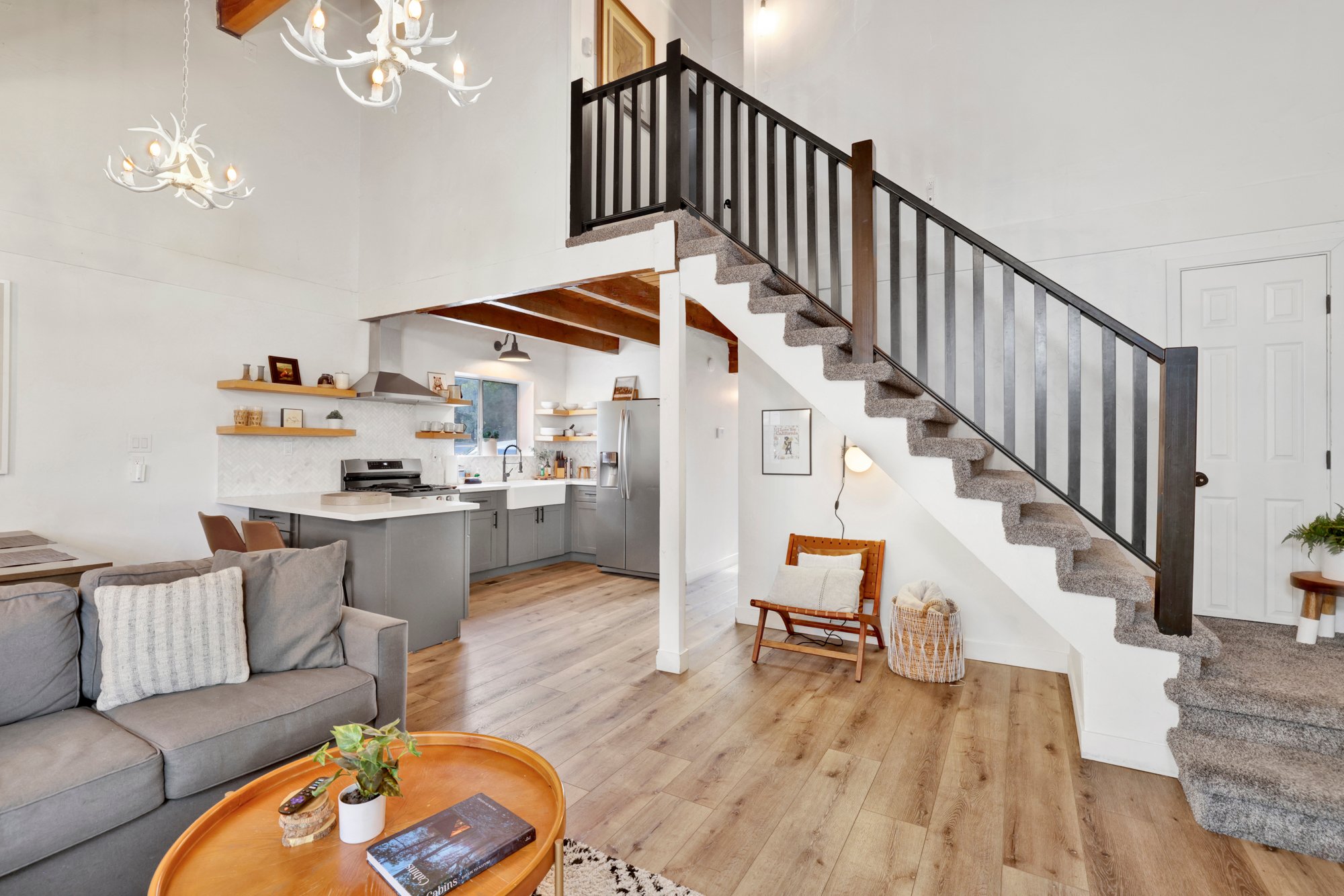 Large Bear Lodge Relaxing Retreat in the Pines