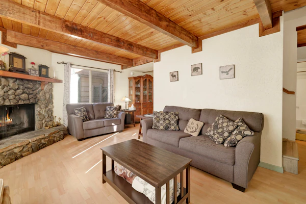 Aeroplane Gambrel Chalet- Adorable Airport Retreat Cottage