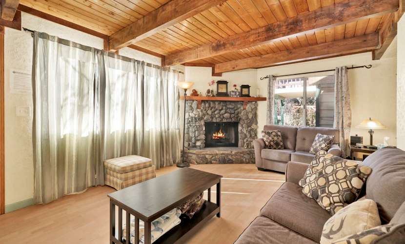 Aeroplane Gambrel Chalet- Adorable Airport Retreat Cottage