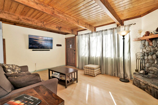 Aeroplane Gambrel Chalet- Adorable Airport Retreat Cottage