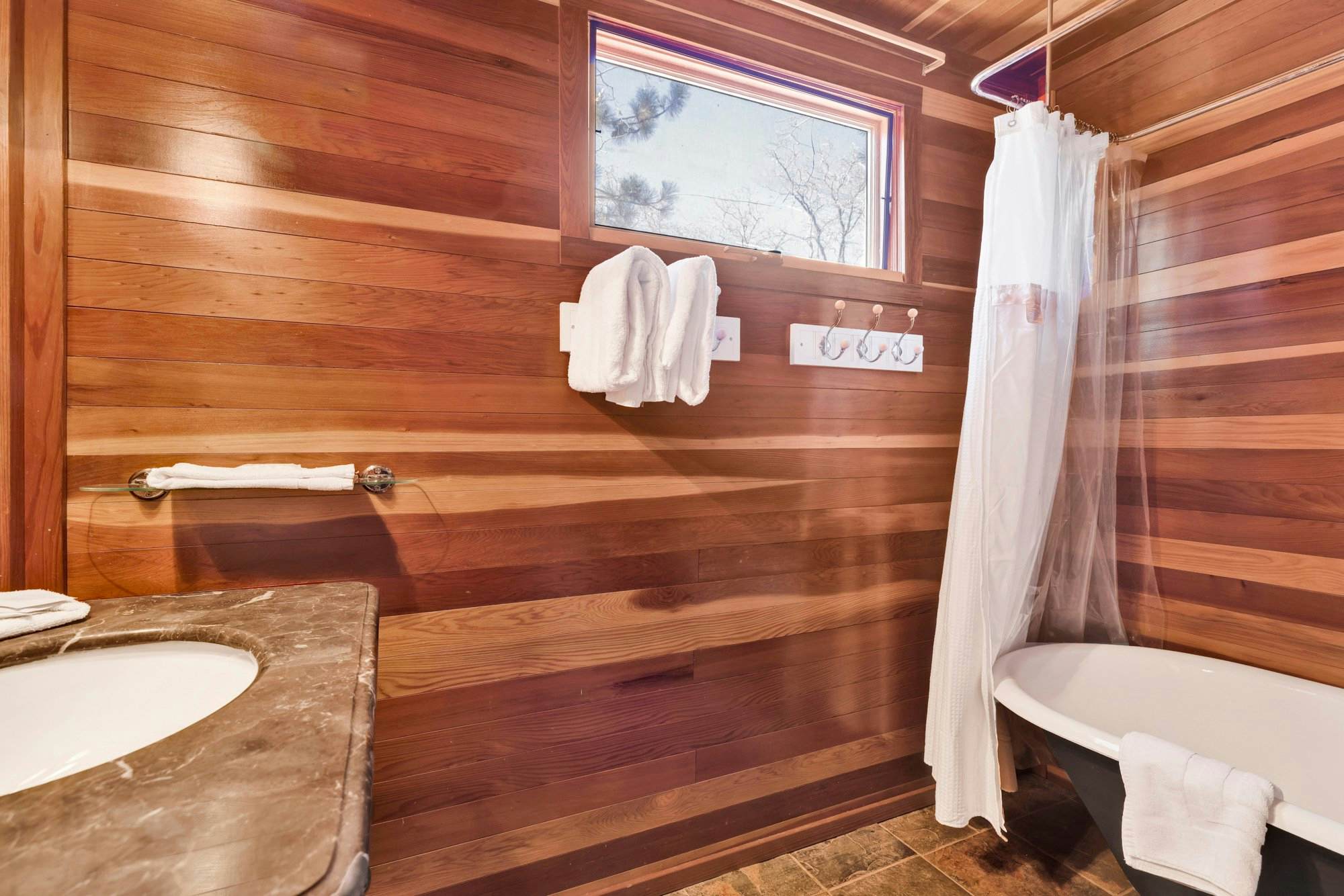 2522-Cute and Cozy Cottage