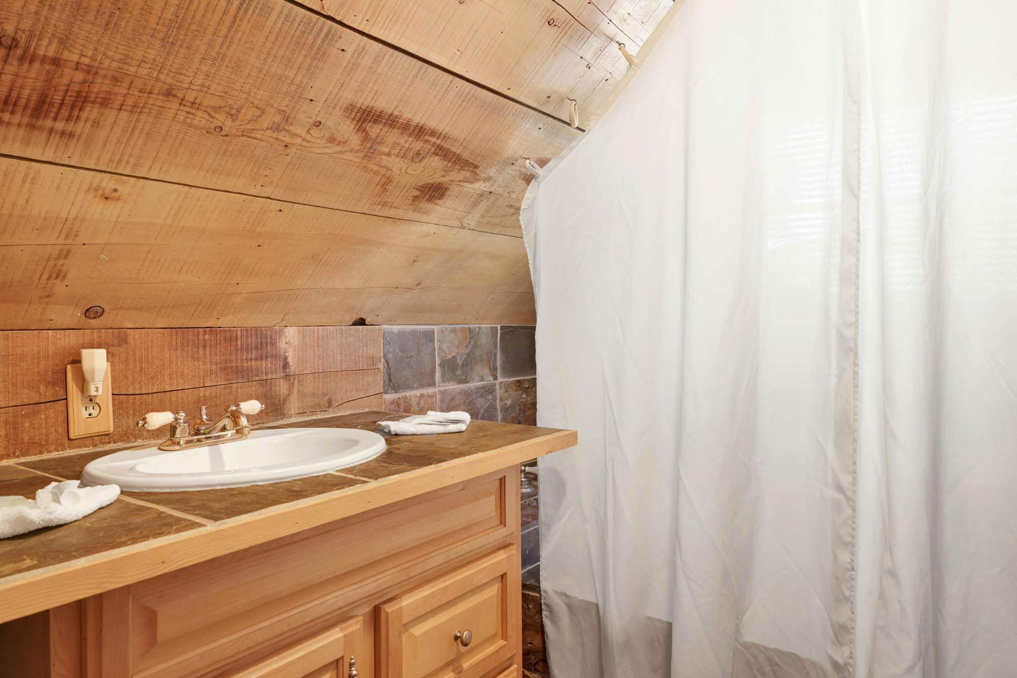 2522-Cute and Cozy Cottage